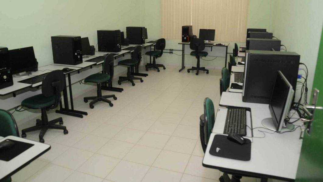 sala informatica calculatoare