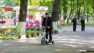 Leoreanu pe trotineta electrica in parc