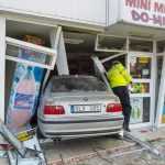 accident masina in chiosc 2814