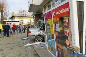 accident masina in chiosc 2819