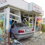 accident masina in chiosc 2830