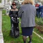 elevi curatenie cimitir 4535
