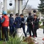 elevi curatenie cimitir 4537