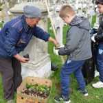 elevi curatenie cimitir 4538