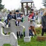 elevi curatenie cimitir 4543