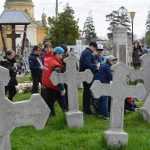 elevi curatenie cimitir 4544