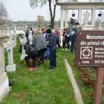 elevi curatenie cimitir 4549