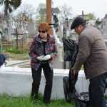 elevi curatenie cimitir 4550
