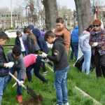 elevi curatenie cimitir 4552