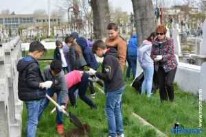elevi curatenie cimitir 4552