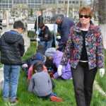 elevi curatenie cimitir 4556