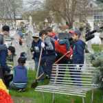 elevi curatenie cimitir 4559