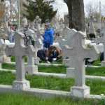 elevi curatenie cimitir 4561