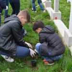 elevi curatenie cimitir 4563