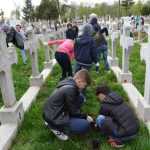 elevi curatenie cimitir 4564