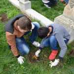 elevi curatenie cimitir 4566