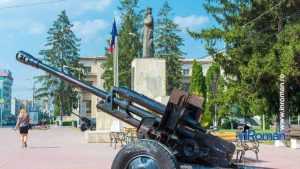 piata Roman Musat statuie tun 0025