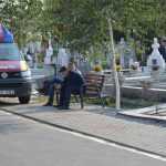 Foto: Un romașcan s-a suit pe biserica din cimitir. Acesta acuză administrația cimitirului de favoritisme 8 cimitirul Roman om pe biserica 1703
