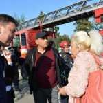 Foto: Un romașcan s-a suit pe biserica din cimitir. Acesta acuză administrația cimitirului de favoritisme 11 cimitirul Roman om pe biserica 1710