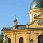 Foto: Un romașcan s-a suit pe biserica din cimitir. Acesta acuză administrația cimitirului de favoritisme 13 cimitirul Roman om pe biserica 1713