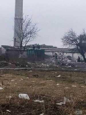 Angajati Rossal descarca gunoiul menajer