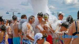 petrecere cu spuma in strand 130450