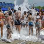 Foto: Romașcani de toate vârstele au răspuns invitației la petrecerea din ștrand 10 petrecere cu spuma in strand 130901
