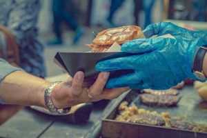 vanzator maini burger