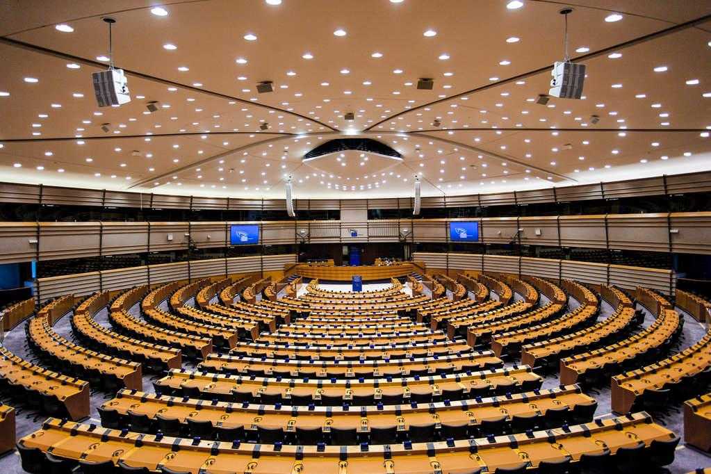 Parlamentul European interior sala goala
