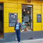 Dincolo de România: Cum se vede țara de la Oxford. Și o poveste de la Spitalul Roman 18 Andreea in fata cafenelei pe care o administreaza 104854 2