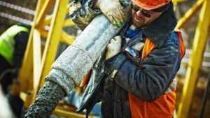 constructii beton muncitor