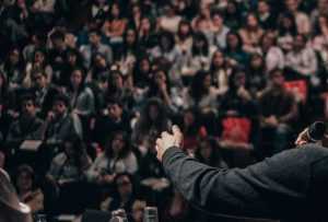 mana dezbatere sala public