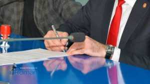 Lucian Micu semnare document 0596