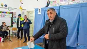 alegeri prezidentiale 2019 tur 2 Dan Manoliu cu sotia 2161 inRoman.ro 2
