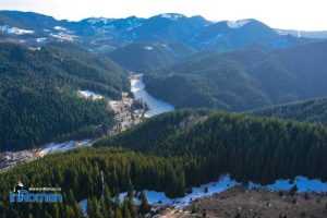 Lacul Roșu văzut de pe vârful Suhardul Mic