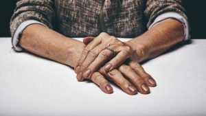 maini femeie batrana