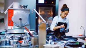 bucatar bucatarie restaurant tUsnpRj0NYE unsplash scaled