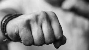 pumn lovitura violenta