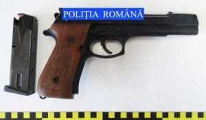 pistol Politia Roman