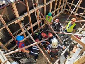 Pompieri salavare persoana cazuta