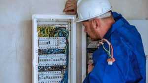 electrician 2755683